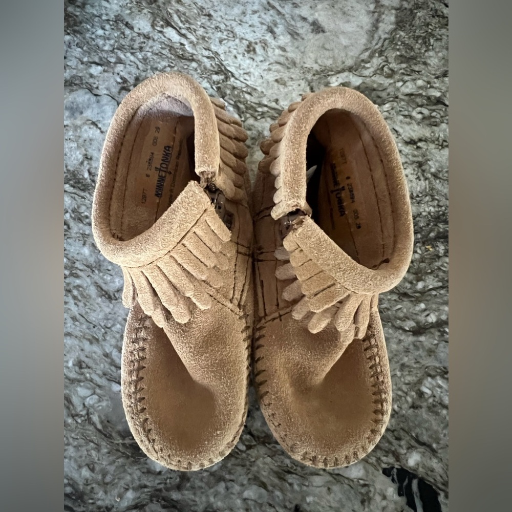 Minnetonka Baby Girls Tan Moccasins size 6